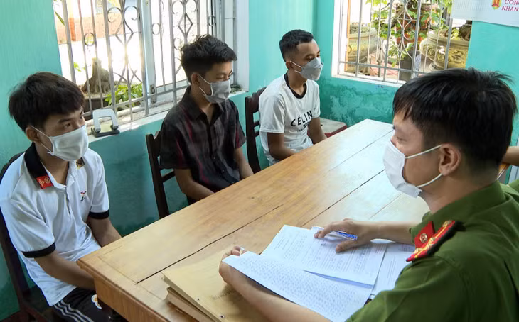 Cơ quan Công an lấy lời khai các đối tượng.