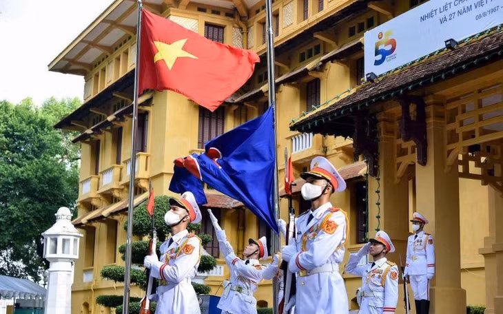 Lực lượng tiêu binh thực hiện nghi thức thượng cờ ASEAN.