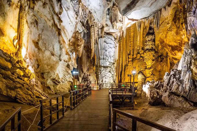 Động Phong Nha nằm trong vườn Quốc gia Phong Nha - Kẻ Bàng, là di sản thiên nhiên thế giới được UNESCO công nhận.