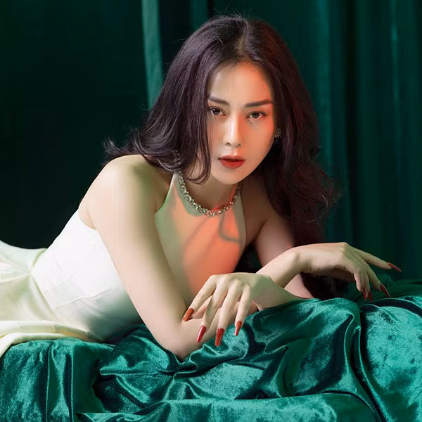 Nói về mẫu người yêu lý tưởng, Phương Oanh tiết lộ: "Tôi cần người đó hơn tôi về ở sự từng trải, trí tuệ để tôi có thể phát triển tình cảm về lâu dài".