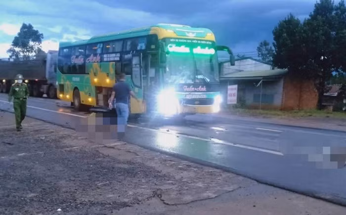 Hai thanh niên đi xe máy tử vong sau va chạm với xe khách 1