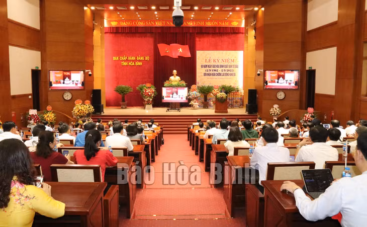 Toàn cảnh Lễ kỷ niệm 60 năm ngày Báo Hòa Bình xuất bản số đầu; đón nhận Huân chương Lao động hạng ba.