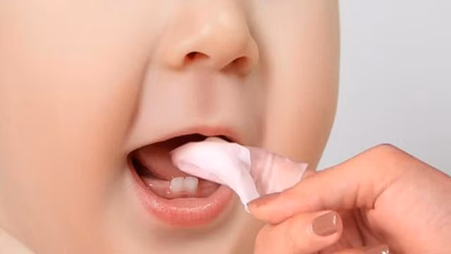 Sử dụng miếng gạc hoặc vải mềm nhúng vào nước ấm sạch hay nước muối sinh lý để lau cho trẻ.