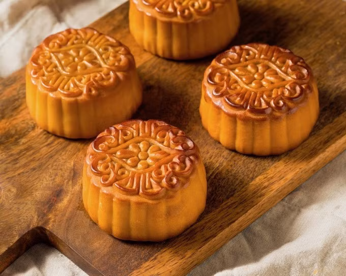 Bánh Trung thu cổ truyền. Ảnh: Bake From Scratch