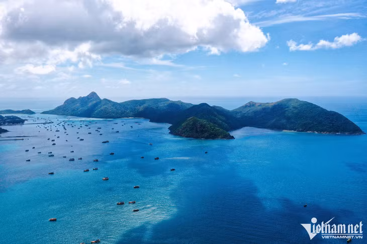 Xét về vị trí địa lý thì Côn Đảo cách thành phố Vũng Tàu khoảng 180km theo đường biển. Địa điểm gần với Côn Đảo nhất là xã Vĩnh Hải (thuộc tỉnh Sóc Trăng), cách 74km. Hòn đảo này còn có cái tên khác là Côn Sơn, nhưng tên gọi này ít thông dụng hơn so với Côn Đảo.