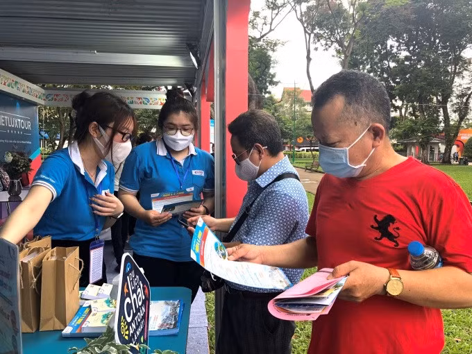 Khách tìm hiểu mua tour tại Ngày hội du lịch TP HCM tháng 5/2022. Ảnh: Huỳnh Nhi