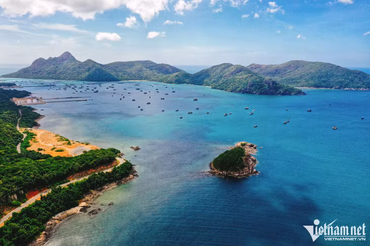 Địa hình chính ở Côn Đảo là đồi núi. Các dãy đá granit chạy từ phía tây nam đến đông bắc tạo nên ưu thế mạnh về địa lý, che chở gió bão cho người dân địa phương. Điểm cao nhất của quần đảo là núi Thánh Giá với chiều cao lên đến 577m so với mực nước biển.