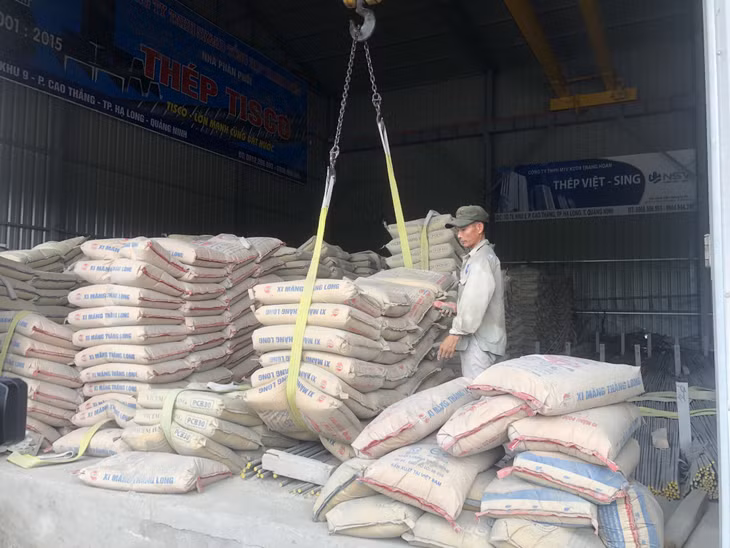 Hiện giá xi măng, gạch, sỏi, đá... xây dựng ở mức cao hơn từ 25-30% so với thời điểm đầu năm.
