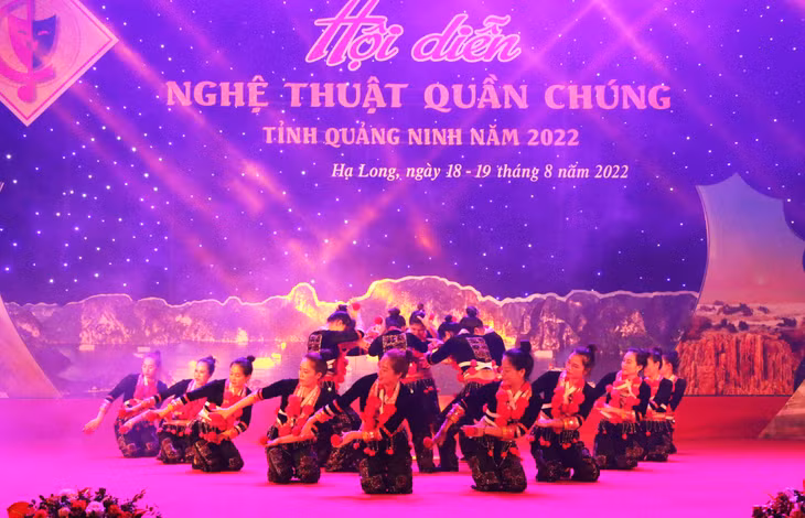 Tiết mục của Đoàn nghệ thuật quần chúng TP Uông Bí.