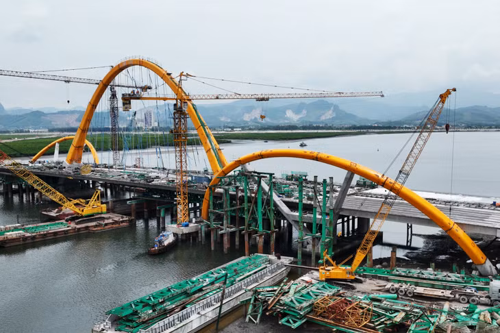 Cầu chính dự án Cầu Cửa Lục 3 bắc qua sông Diễn Vọng (Vịnh Cửa Lục - TP Hạ Long) dài 170m, rộng 34,1m, thiết kế 6 làn xe, kết cấu bê tông cốt thép. Đến nay, các hạng mục kết cấu cầu chính đã hoàn thành thi công, nhà thầu đang tập trung công tác hoàn thiện.