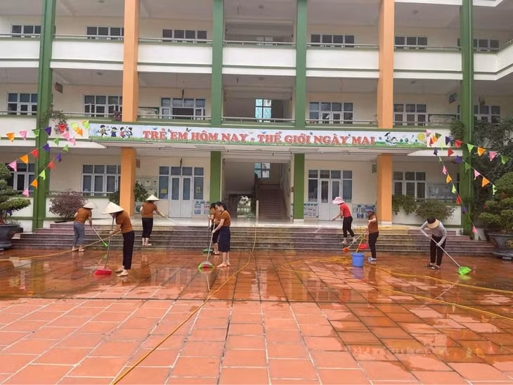 Cán bộ, giáo viên, nhân viên Trường Mầm non Bãi Cháy (TP Hạ Long) tích cực dọn dẹp vệ sinh chuẩn bị cho ngày khai giảng năm học mới 2022-2023.