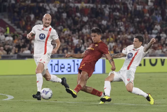 Dybala trong pha làm bàn mở tỷ số trận đấu trên sân Olimpico ngày 30/8. Ảnh: asroma.it