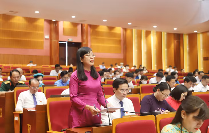 Đại biểu Nguyễn Thị Huệ, tổ đại biểu Cẩm Phả phát biểu thảo luận tại kỳ họp.