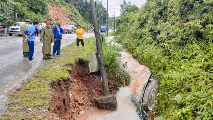 Kiểm tra để khắc phục tình trạng cột điện đổ do ảnh hưởng của mưa bão.