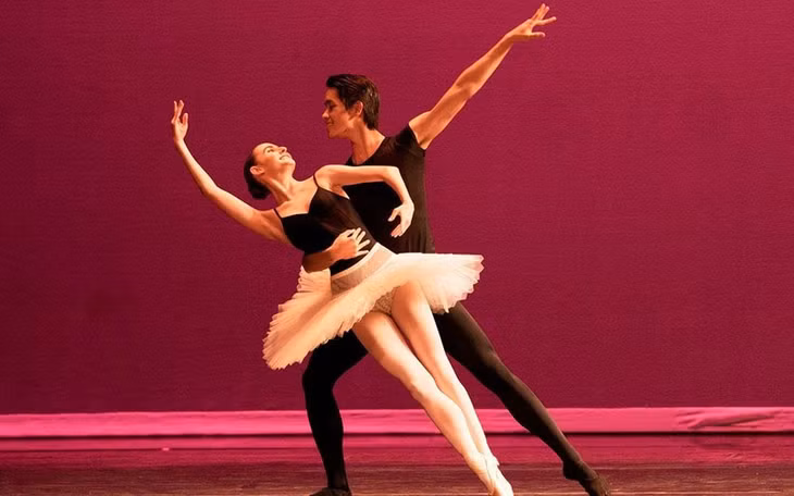 Phan Hải An trong một tiết mục ballet cùng bạn diễn. (Ảnh do Ban tổ chức cung cấp)