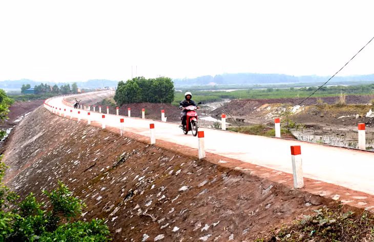 Con đường nối liền đảo Hà Loan và đất liền xã Cộng Hòa (Cẩm Phả) giúp việc đến trường của giáo viên và học sinh được tốt hơn