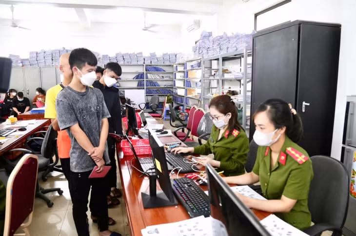 Công an TX Đông Triều tích cực làm sạch dữ liệu về dân cư.
