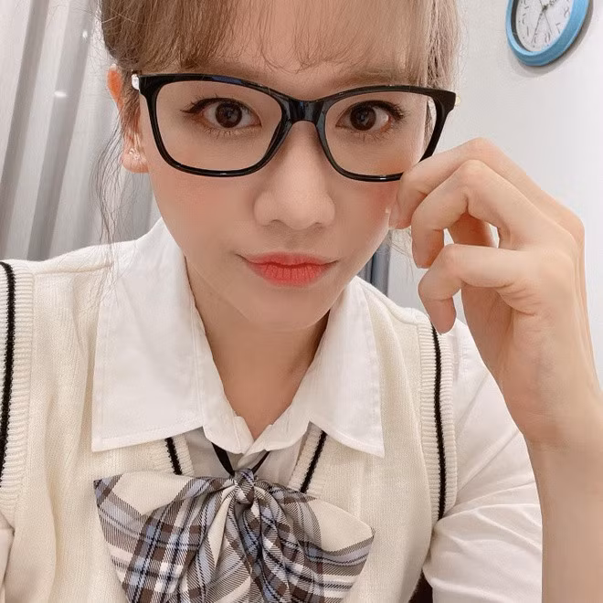Hari Won bị liệt cơ mặt. Ảnh: @estherluu.