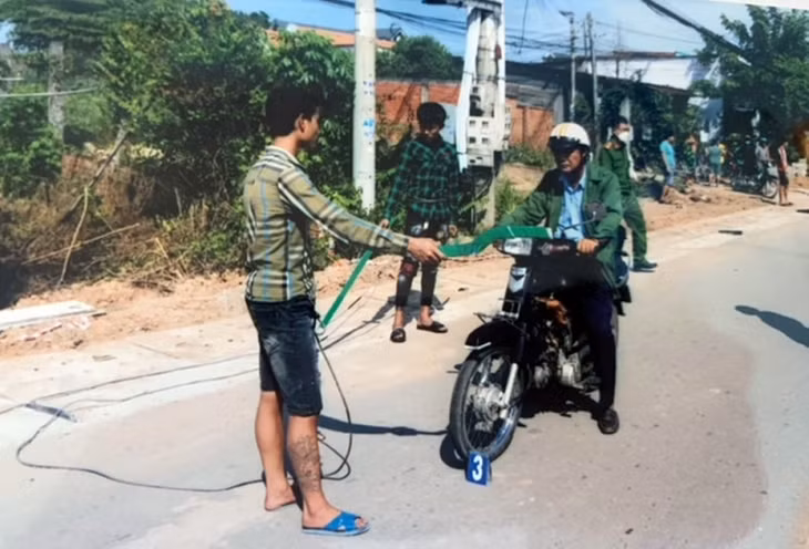 Tú và Cảnh thực nghiệm lại hành vi gây án.