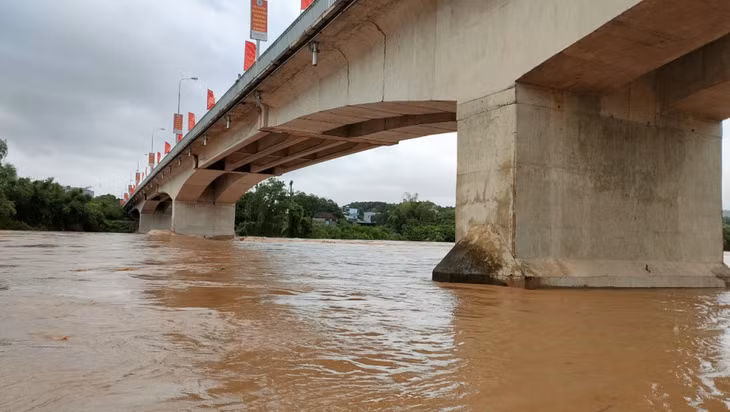 Tính đến 10 giờ sáng ngày 26/8, mặc dù trời đã ngớt mưa nhưng nước tại sông Tiên Yên vẫn đang dâng cao.