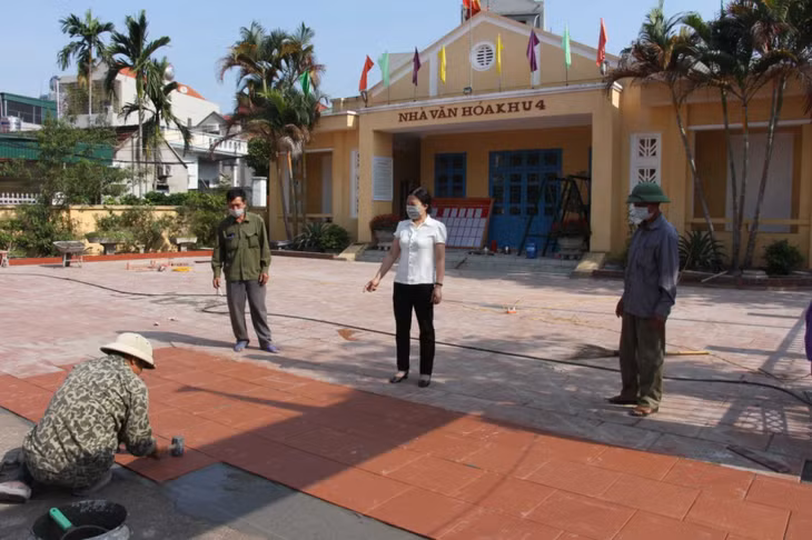 Nhà văn hóa khu 4, phường Yên Giang được chỉnh trang sạch đẹp, khang trang từ nguồn xã hội hóa, đóng góp của nhân dân trên địa bàn. Ảnh: Thu Chung