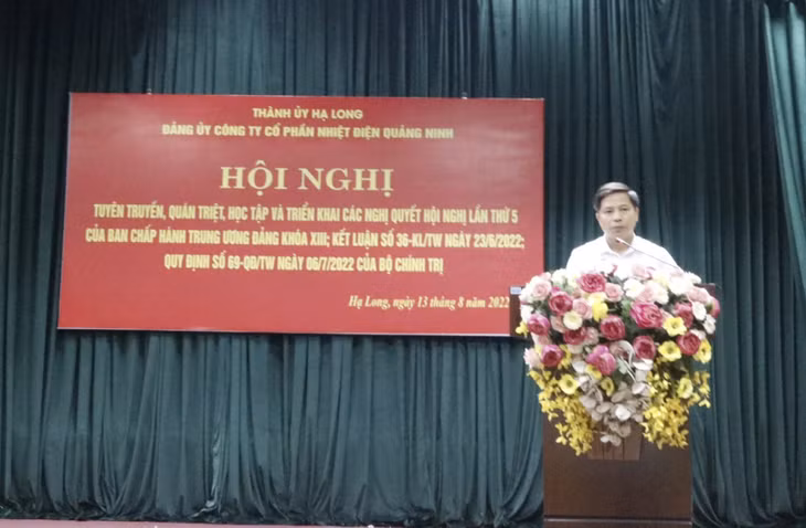 Đồng chí Nguyễn Tuấn Anh, Bí thư Đảng ủy Công ty Cổ phần Nhiệt điện Quảng Ninh, phát biểu tại hội nghị.