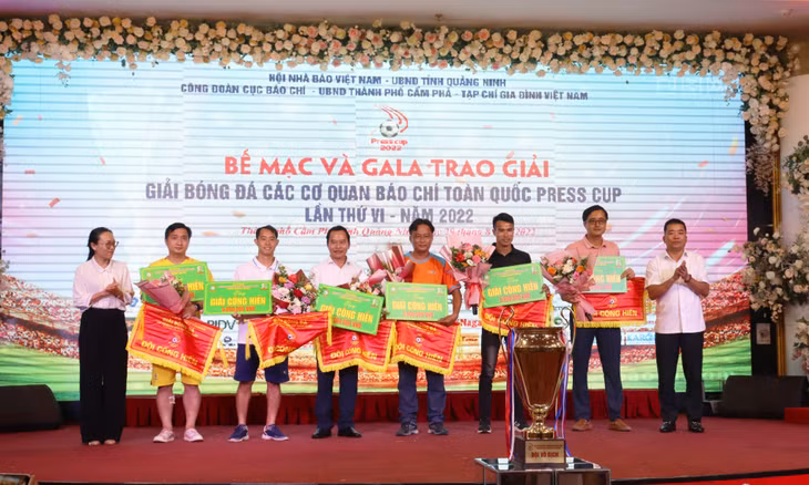 Ban tổ chức trao giải cống hiến cho các đội bóng tham gia giải.