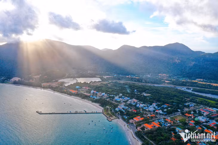 Côn Đảo có nhiều bãi biển tuyệt đẹp trong đó phải nói đến vịnh Côn Sơn gồm 14 hòn đảo nhỏ to khác nhau quây quần như một đại gia đình tạo nên bức tranh thiên nhiên kỳ thú.