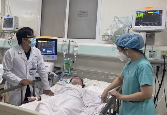 Một trong số bệnh nhân ngộ độc rượu điều trị tại Bệnh viện Nhân dân Gia Định, chiều 6/8. Ảnh: Bệnh viện cung cấp