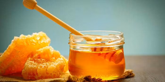 Dựa vào một số yếu tố, có thể phân biệt mật ong bạn mua là thật hay giả. (Ảnh minh họa)