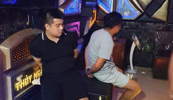 Bắt giữ các đối tượng tàng trữ, sử dụng trái phép chất ma túy, bay lắc trong quán karaoke.