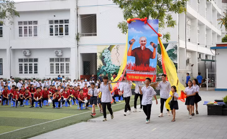 Các khối diễu hành tiến vào sân vận động trong lễ khai mạc Hội khỏe Phù Đổng Trường Tiểu học, THCS &amp; THPT Lê Thánh Tông năm học 2022 – 2023.