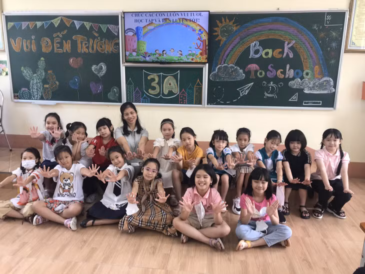Học sinh lớp 3A (Trường TH-THCS-THPT Văn Lang, TP Hạ Long) tựu trường năm học mới 2022-2023.