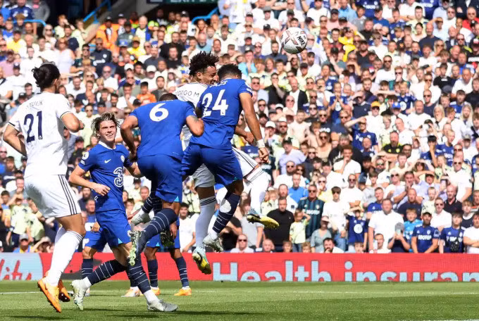 Rodrigo đánh đầu nhân đôi tỷ số cho Leeds ở phút 37. Ảnh: Reuters