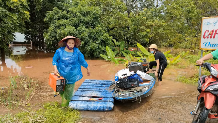 Các hộ dân thị trấn Tiên Yên khẩn trương di dời người và tài sản đến các vị trí an toàn...