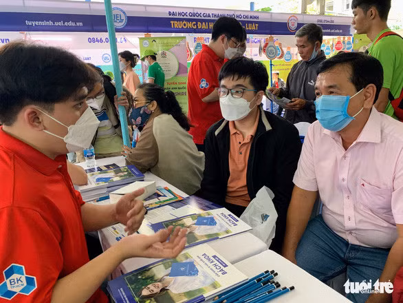Bộ Giáo dục và đào tạo lại lùi lịch nộp lệ phí đăng ký xét tuyển đại học - Ảnh 1.