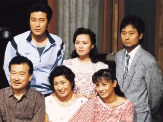 "Tình yêu là gì" (What is love): 64,9%Tác phẩm gồm 55 tập, lên sóng MBC từ ngày 23/11/1991 đến 31/5/1992. Nội dung mô tả sự tương phản giữa hai gia tộc Lee và Park, một bên giữ lề thói xưa, bảo thủ; bên còn lại theo đuổi lối sống hiện đại, ôn hòa, dân chủ. Nhiều tình huống "dở khóc dở cười" lẫn sóng gió xảy đến khi trưởng nữ họ Park - Ji Eun (Ha Hee Ra đóng) - cưới trưởng nam nhà Lee - Dae Bal (Choi Min Soo). Sau nhiều mâu thuẫn, họ dần hiểu, cảm thông nhau. Nhờ sự thông minh, khéo léo, Ji Eun thay đổi không khí nghẹt thở ở nhà chồng, cảm hóa các thành viên, nhất là khiến bố chồng - ông Lee Byung Ho (Lee Soon Jae) bỏ tính gia trưởng, cực đoan. Ảnh: MBC