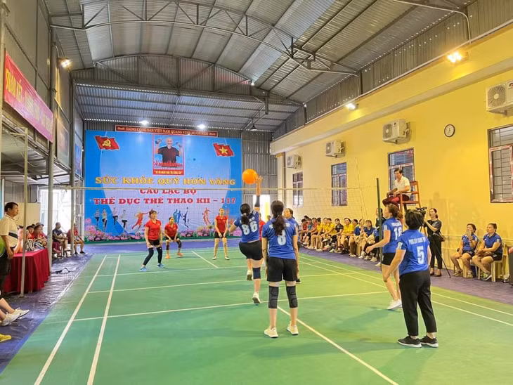 Giao lưu các CLB bóng chuyền hơi của Hội LHPN phường Quang Hanh (TP Cẩm Phả).