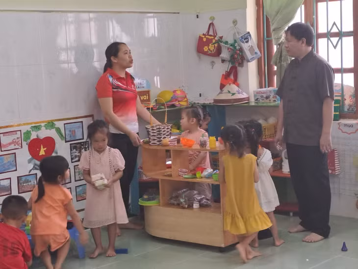 Trưởng Phòng GD&amp;ĐT huyện Bình Liêu Vi Tiến Vượng kiểm tra công tác chuẩn bị cho năm học 2022-2023 tại Trường Mầm non Đồng Văn.
