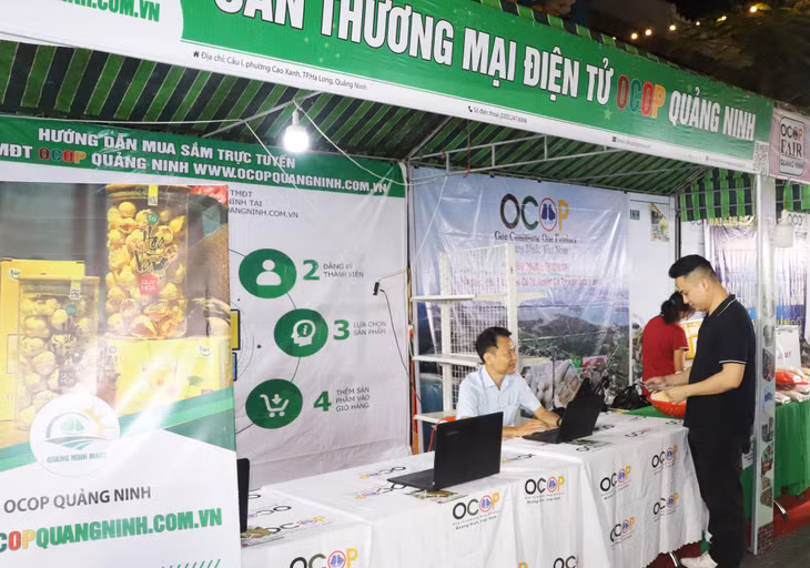 Cán bộ Trung tâm Xúc tiến và Phát triển công thương Quảng Ninh hướng dẫn người dân mua sắm trực tuyến qua Sàn TMĐT OCOP Quảng Ninh tại Tuần Xúc tiến tiêu thụ sản phẩm OCOP, sản phẩm nông nghiệp tỉnh Quảng Ninh, tháng 7/2022.