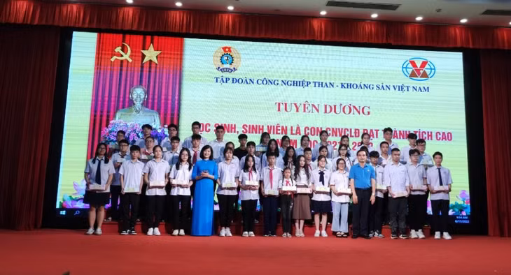 Các em học sinh đạt giải cao trong các kỳ thi chọn học sinh giỏi, kỳ thi năng khiếu, văn hóa, thể thao được TKV khen thưởng.