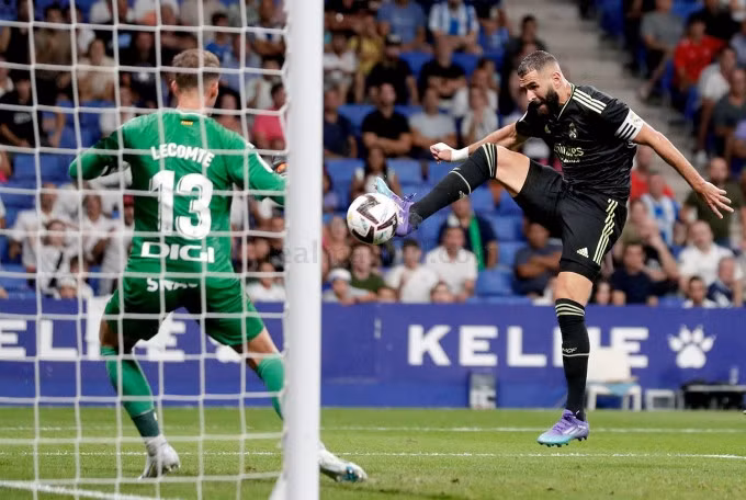 Benzema trong pha nâng tỷ số lên 2-1 cho Real ở phút 88 trận đấu trên sân Cornellà-El Prat. Ảnh: realmadrid.com