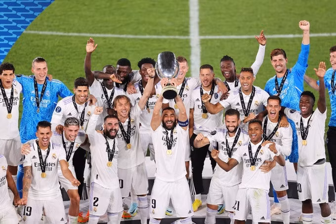 Benzema nâng cao danh hiệu cùng các đồng đội, sau khi đánh bại Frankfurt tối 10/8. Ảnh: UAFA
