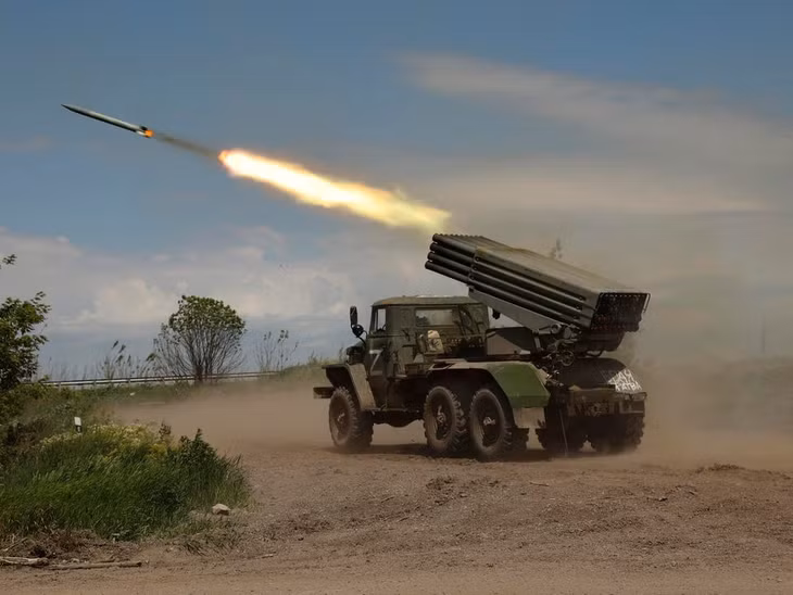 Bệ phóng rocket đa nòng của Cộng hoà Donetsk tự xưng khai hoả gần Panteleimonivka, Donbass, Ukraine. Ảnh: AP