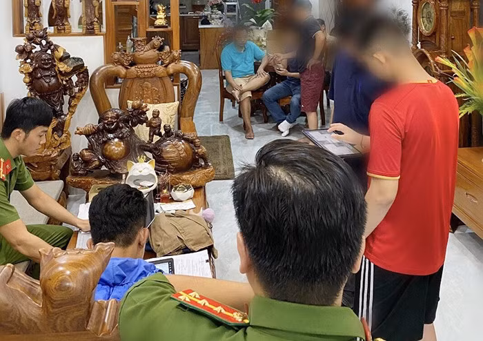 Cơ quan điều tra Công an tỉnh Đắk Nông thực hiện lệnh khám xét khẩn cấp nơi ở của 1 đối tượng trong vụ án.