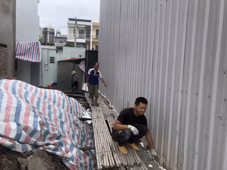 Ông Nguyễn Chí Chu (khu 9, phường Cao Thắng, TP Hạ Long) lo lắng vì xây nhà mà giá VLXD tăng liên tục, các chi phí đội lên.