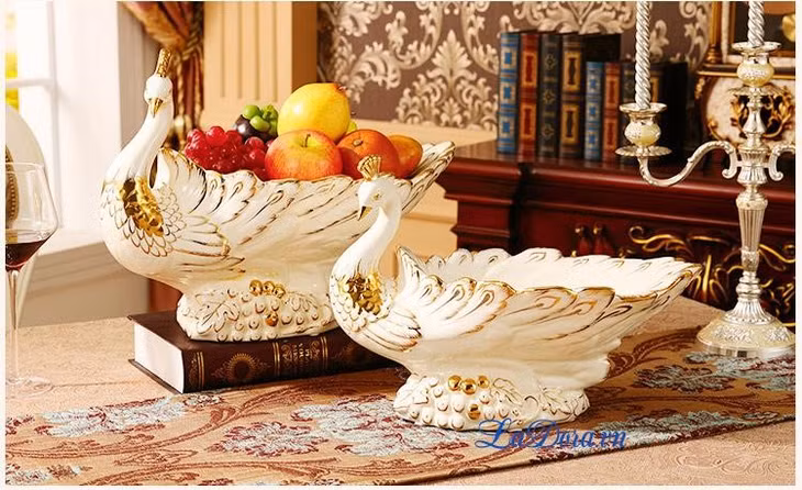 Đĩa đựng trái cây con chim công sang trọng và xinh đẹp.