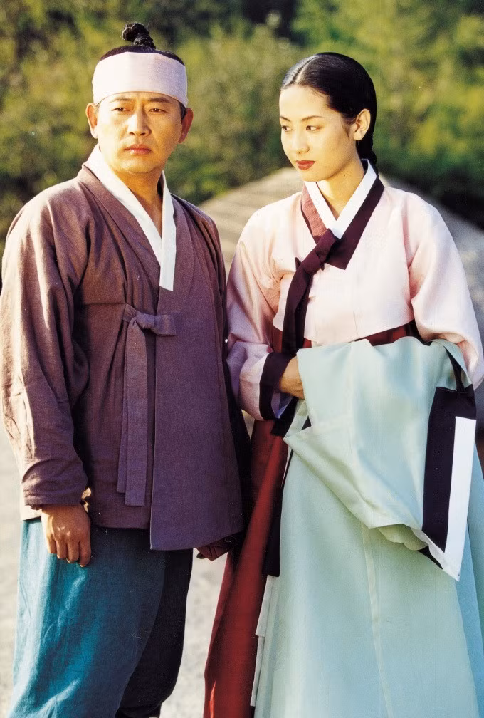 "Thần y Hur Jun" (Hur Jun): 63,8%Tác phẩm gồm 64 tập, lên sóng MBC từ ngày 29/11/1999 đến 27/6/2000, dựa trên cuộc đời Hur Jun (1546-1615) - lương y huyền thoại triều đại Joseon. Jyul Kwang Ryul hóa thân Hur Jun, từng có quá khứ bất hảo, về sau dành trọn tâm huyết cho y học cổ truyền, thuật châm cứu, thảo mộc... và khám bệnh miễn phí cho người nghèo. Nhờ tài đức, ông giữ chức thái y thời vua Seon Jo trị vì, chăm sóc sức khỏe hoàng tộc và cứu chữa hàng nghìn ca bệnh nan y. Trong từng giai đoạn thăng trầm và biến động lịch sử, ông được hai phụ nữ xinh đẹp ngưỡng mộ, giúp sức. Ảnh: MBC