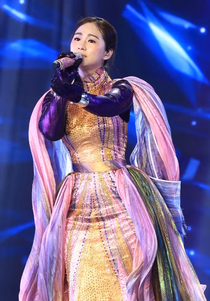 Lương Bích Hữu biểu diễn tại chương trình "The masked singer Vietnam". Ảnh: VieChannel