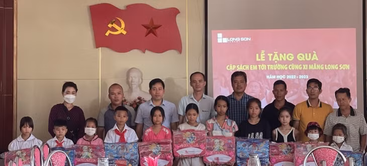 Nhà máy Xi măng Long Sơn (TX Bỉm Sơn, tỉnh Thanh Hóa) trao tặng cặp sách cho học sinh có hoàn cảnh khó khăn trên địa bàn huyện Ba Chẽ.